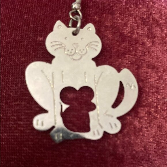 Cute cat and mouse silver colour drop earring, asymmetrical - Picture 3 of 10